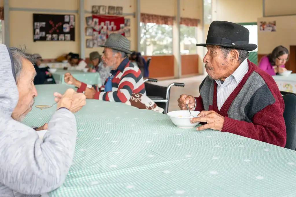Personas recibiendo alimentos